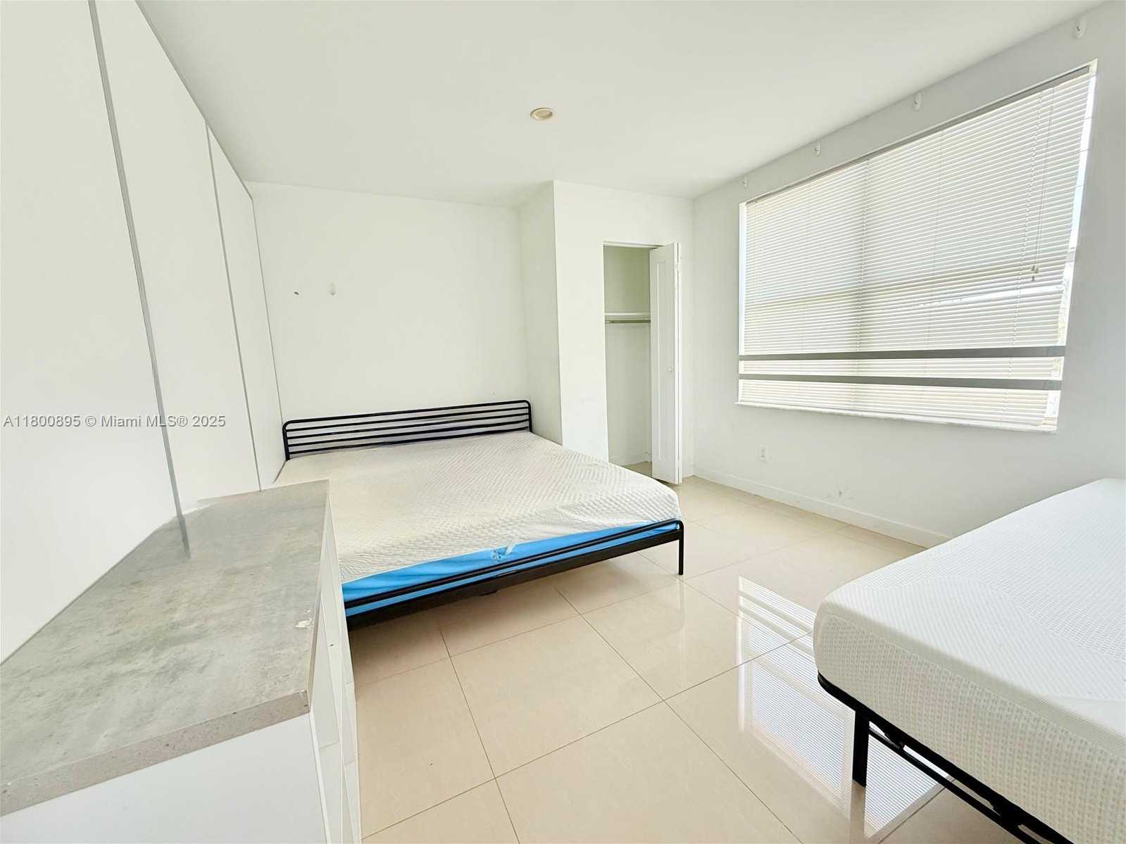 Small Image of 924 MARSEILLE DR #38, Miami Beach Number 3