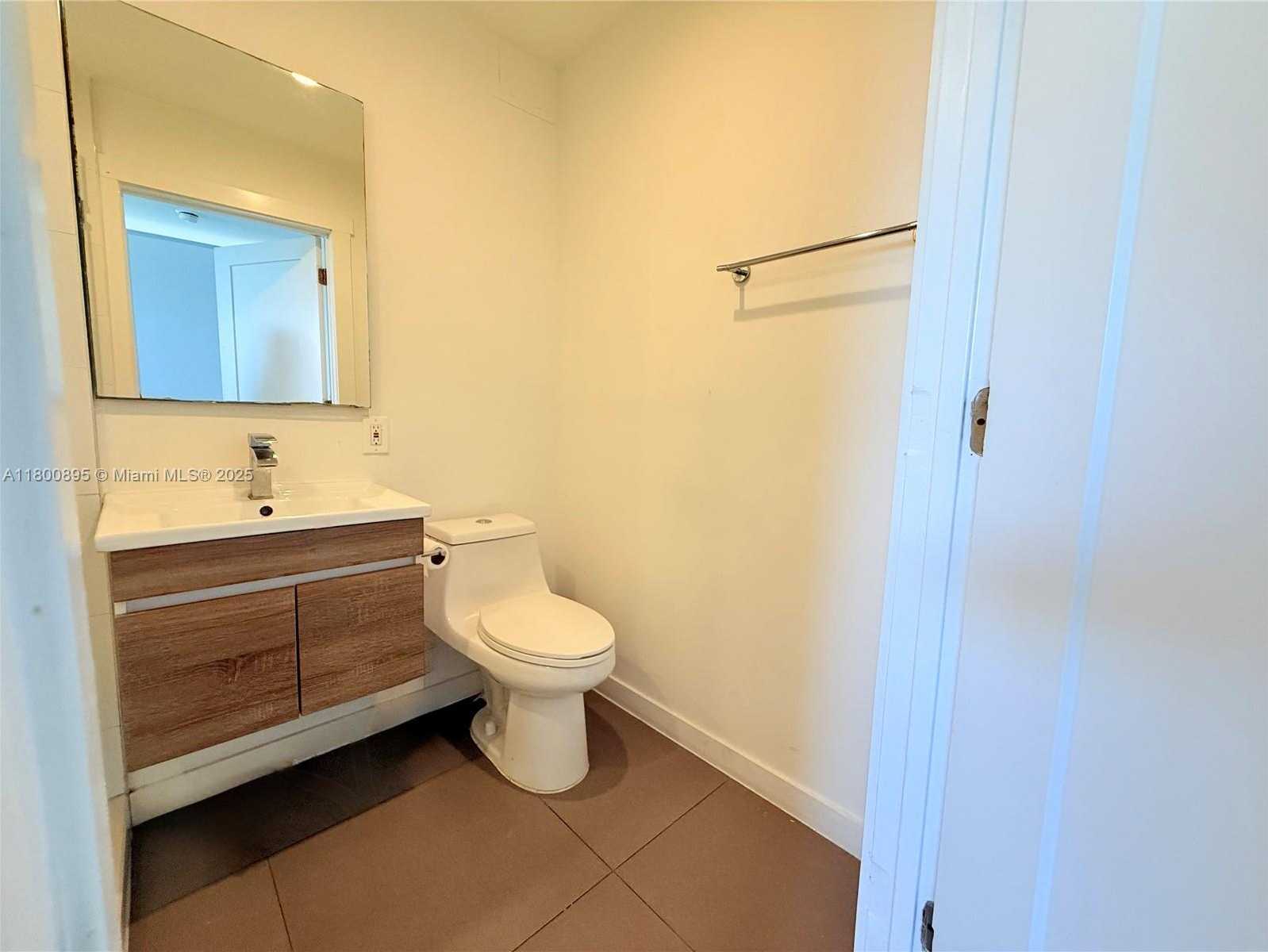 Small Image of 924 MARSEILLE DR #38, Miami Beach Number 4