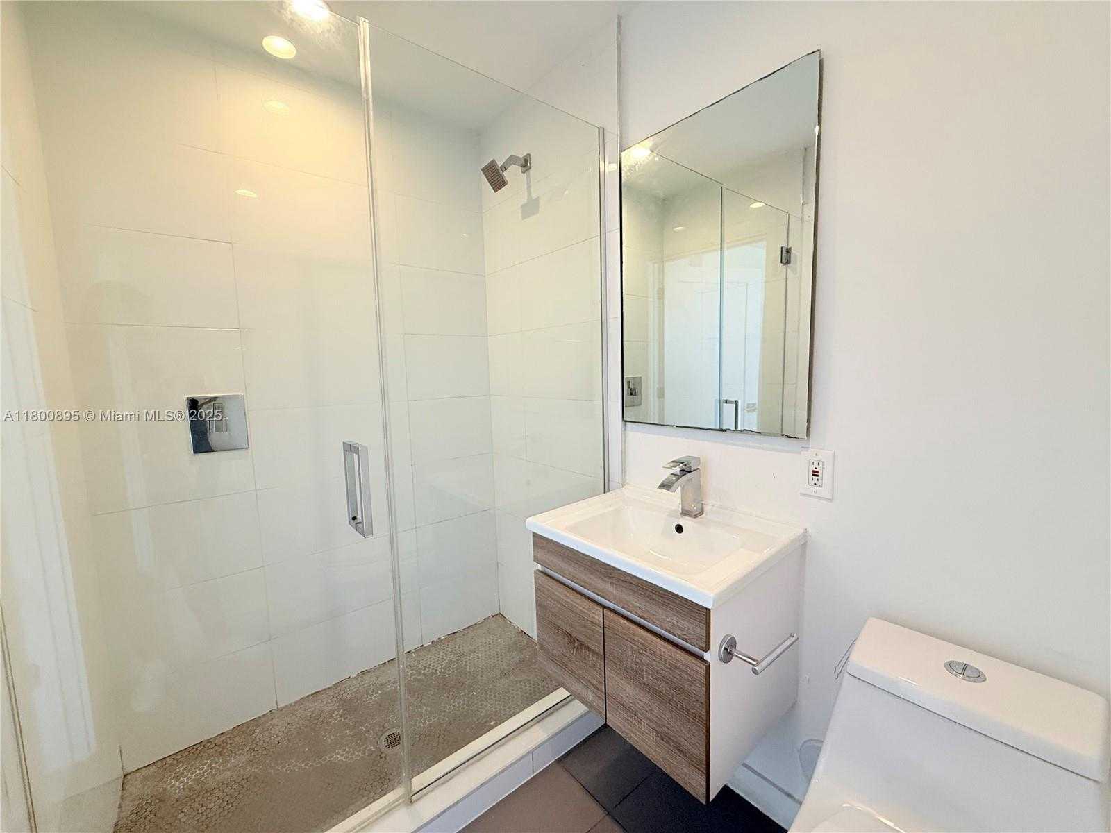 Small Image of 924 MARSEILLE DR #38, Miami Beach Number 5