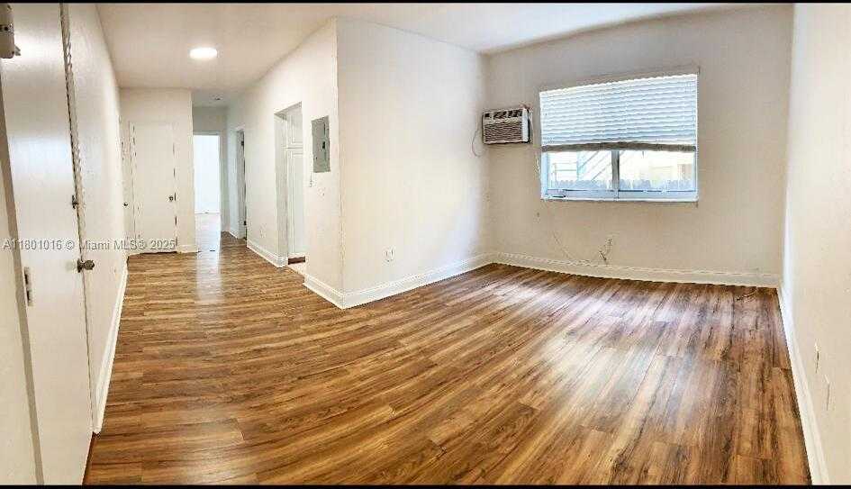 Small Image of 7510 BYRON AVE #4, Miami Beach Number 2