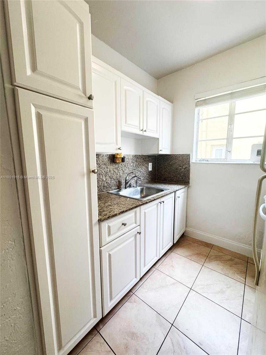 Small Image of 7510 BYRON AVE #4, Miami Beach Number 5