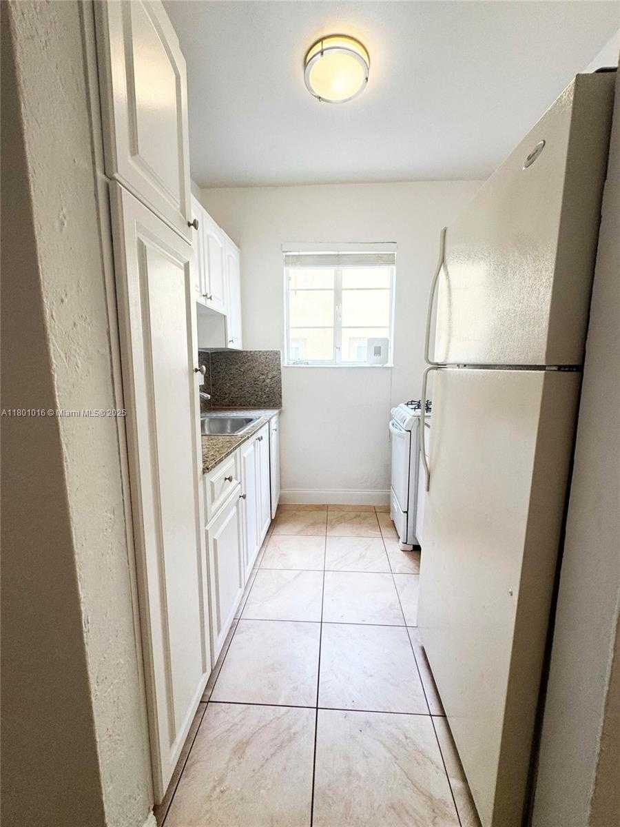 Small Image of 7510 BYRON AVE #4, Miami Beach Number 6