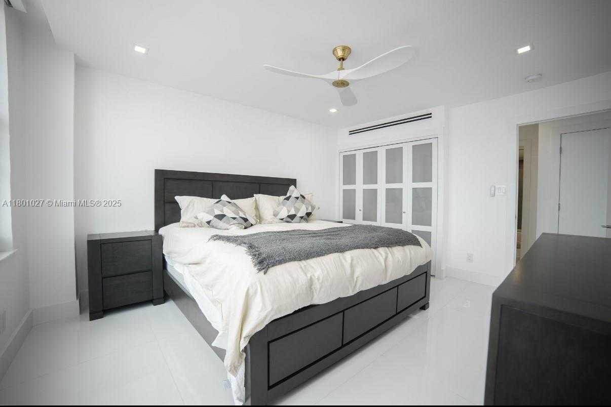 Small Image of 5600 COLLINS AVE #14K, Miami Beach Number 10