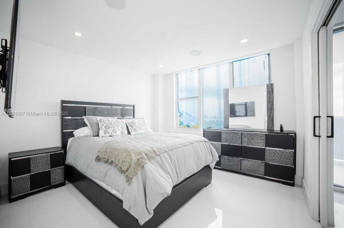 Small Image of 5600 COLLINS AVE #14K, Miami Beach Number 16