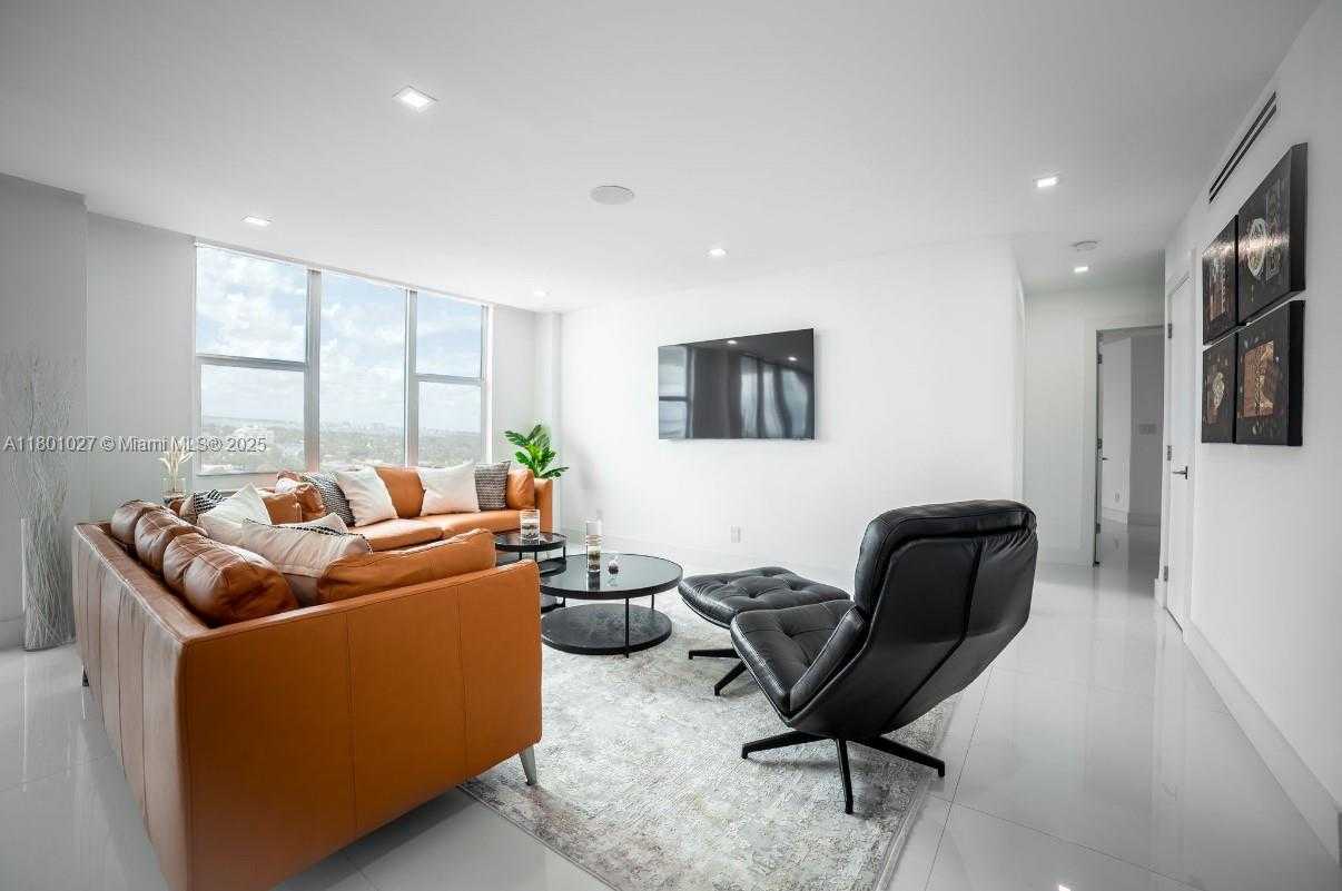 Small Image of 5600 COLLINS AVE #14K, Miami Beach Number 2