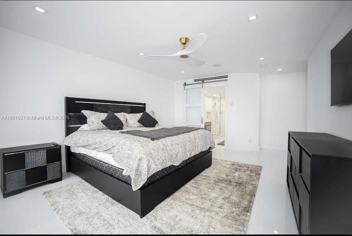Small Image of 5600 COLLINS AVE #14K, Miami Beach Number 32