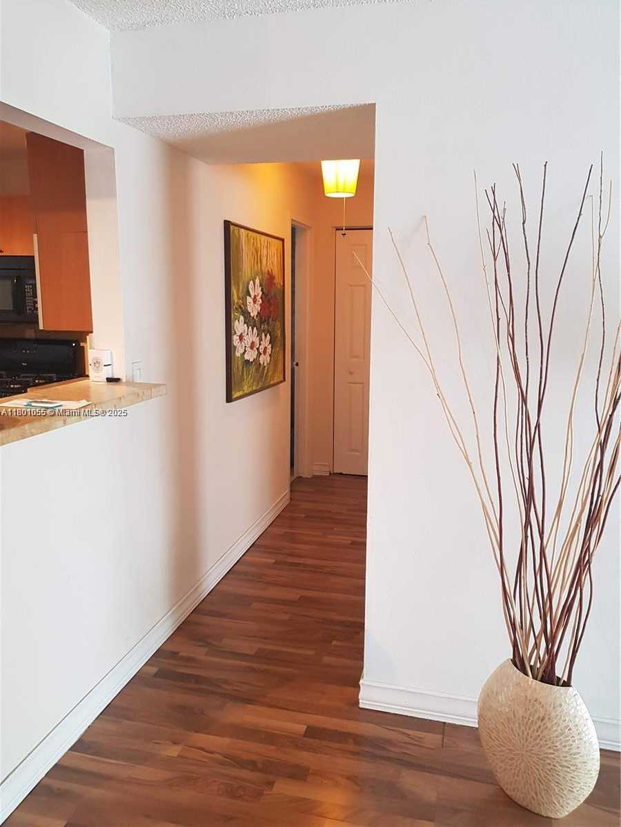 Small Image of 720 SOUTH COLLINS #308, Miami Beach Number 18