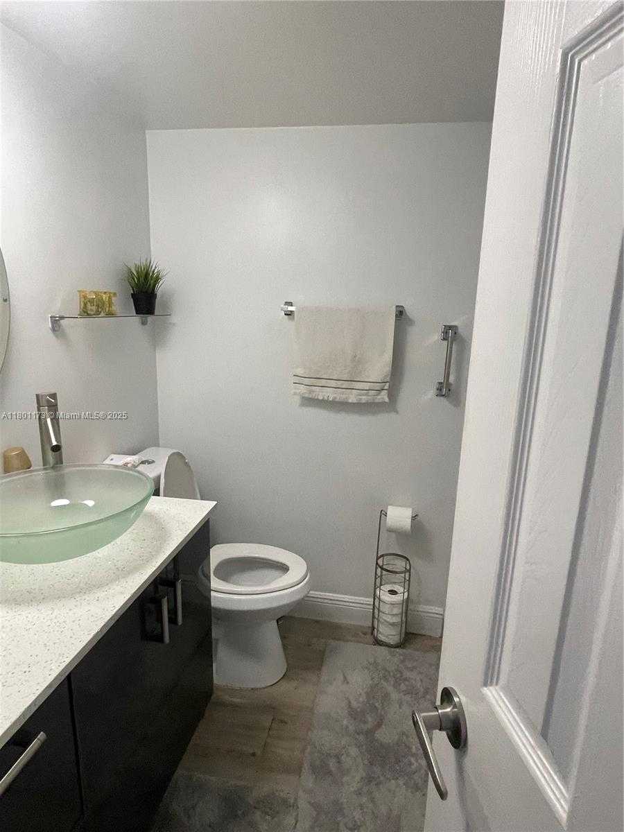 Small Image of 5700 COLLINS AVE #7B, Miami Beach Number 26