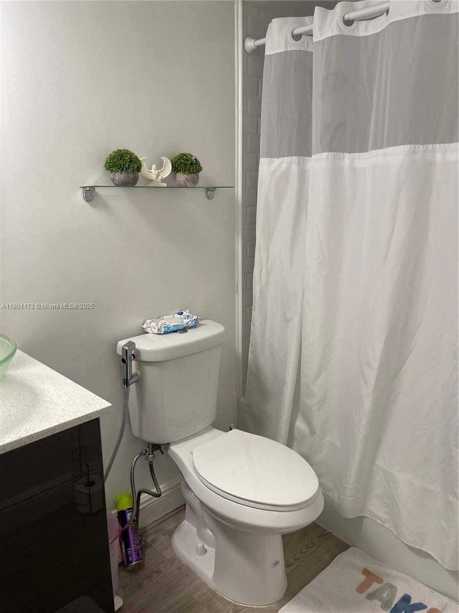 Small Image of 5700 COLLINS AVE #7B, Miami Beach Number 32