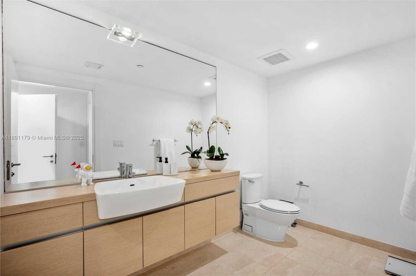Small Image of 200 BISCAYNE BOULEVARD WAY #1403, Miami Number 20