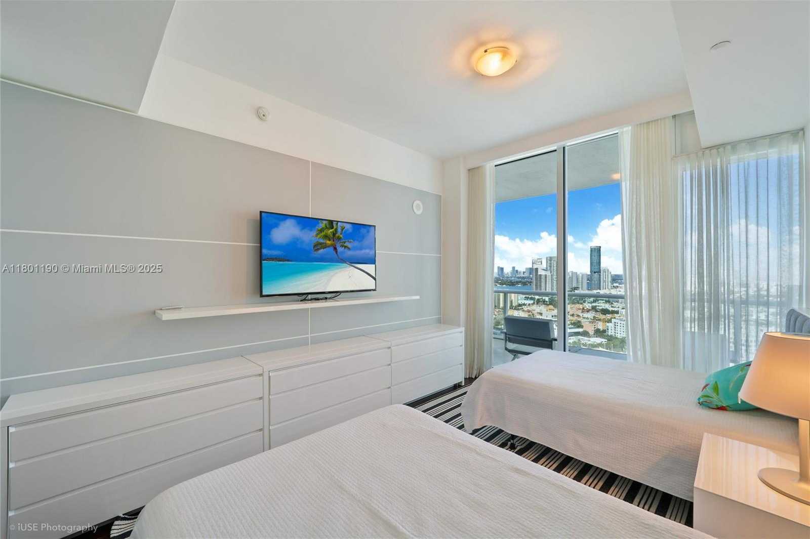 Small Image of 100 SOUTH POINTE DR #2509, Miami Beach Number 13