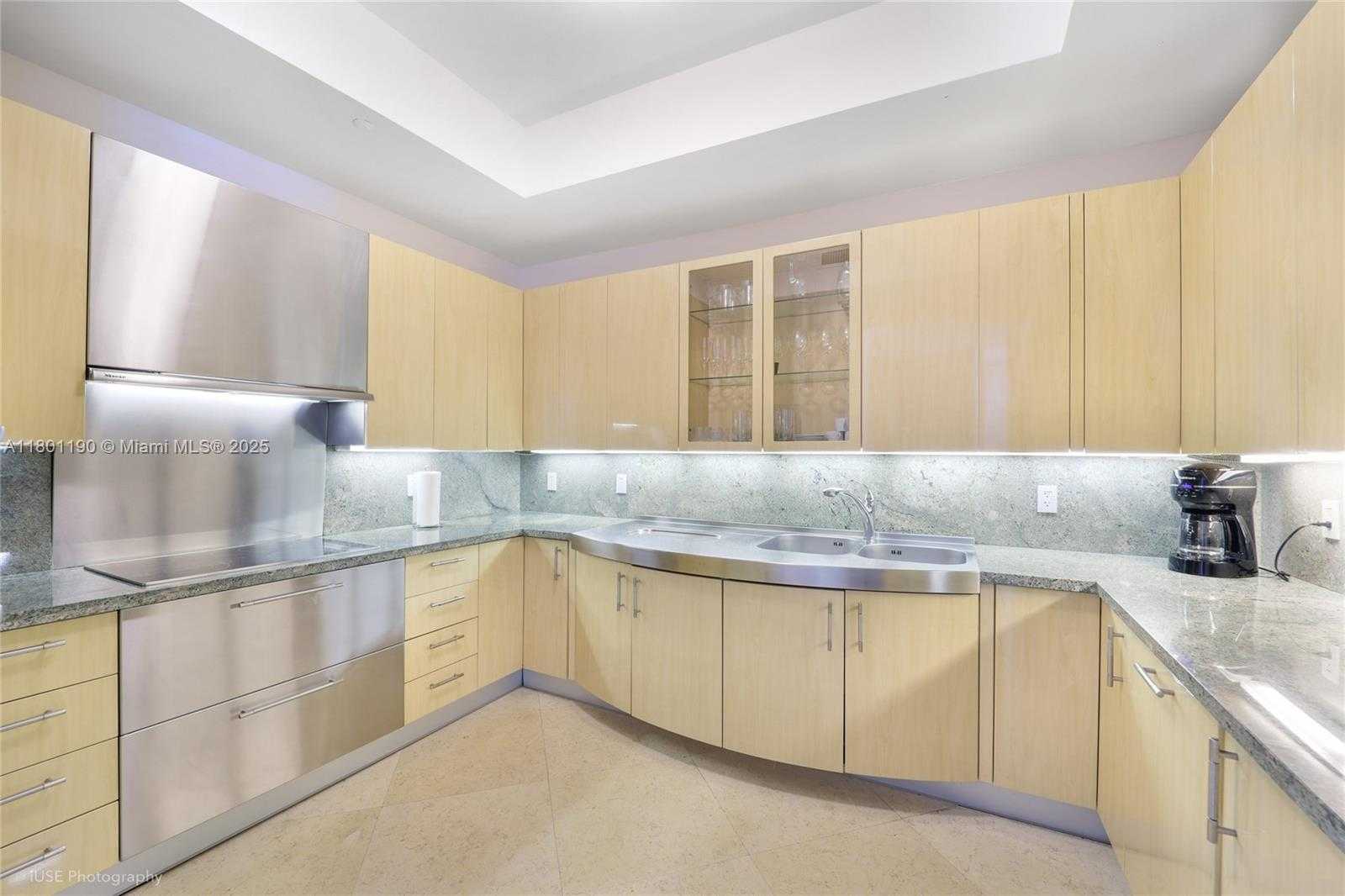 Small Image of 100 SOUTH POINTE DR #2509, Miami Beach Number 7