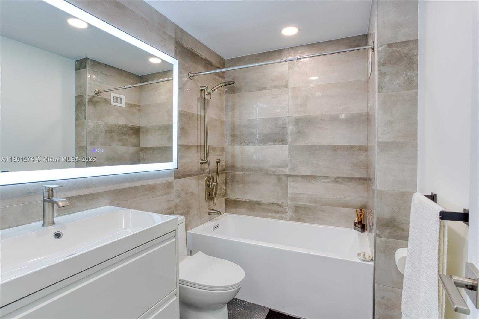Small Image of 1500 SOUTH OCEAN DR #PHE, Hollywood Number 15