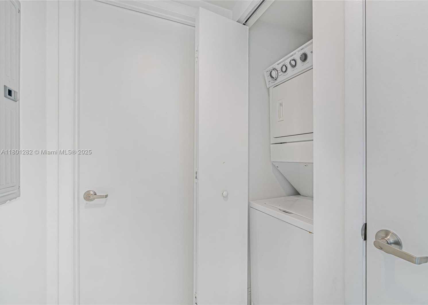 Small Image of 495 BRICKELL AVE #807, Miami Number 17
