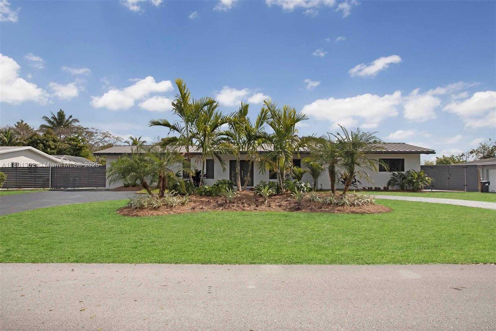 Small Image of 17701 SOUTH WEST 92ND CT #17701, Palmetto Bay Number 2
