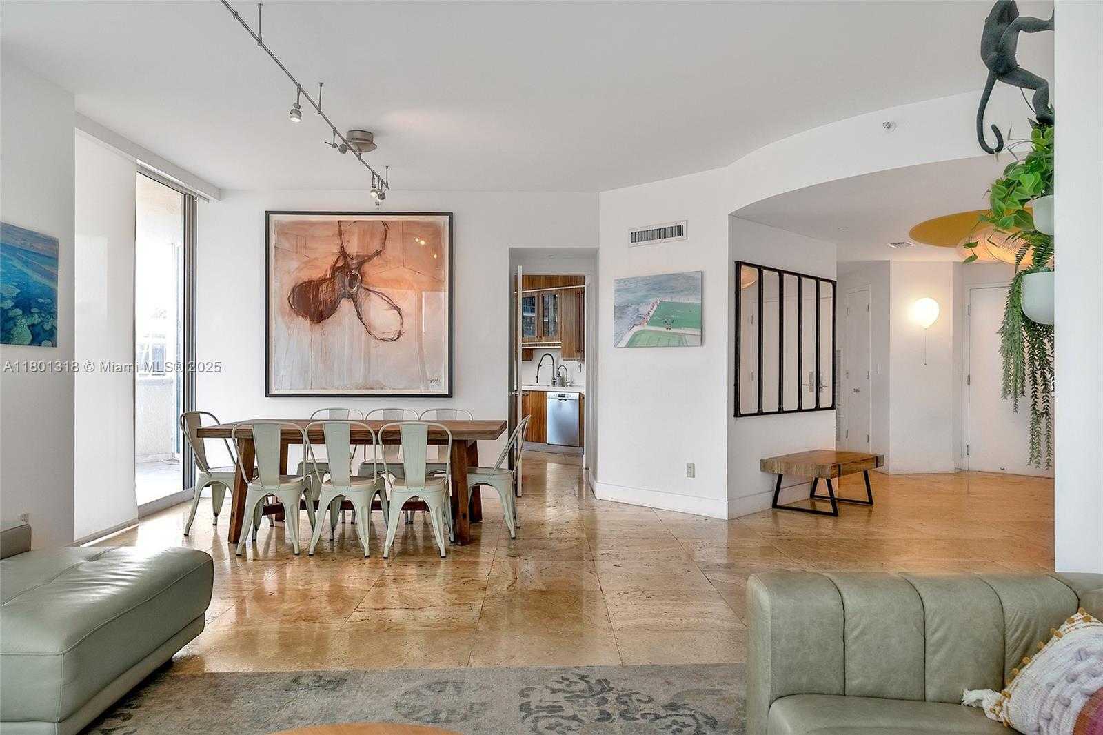 Small Image of 300 SOUTH POINTE DR #403, Miami Beach Number 10