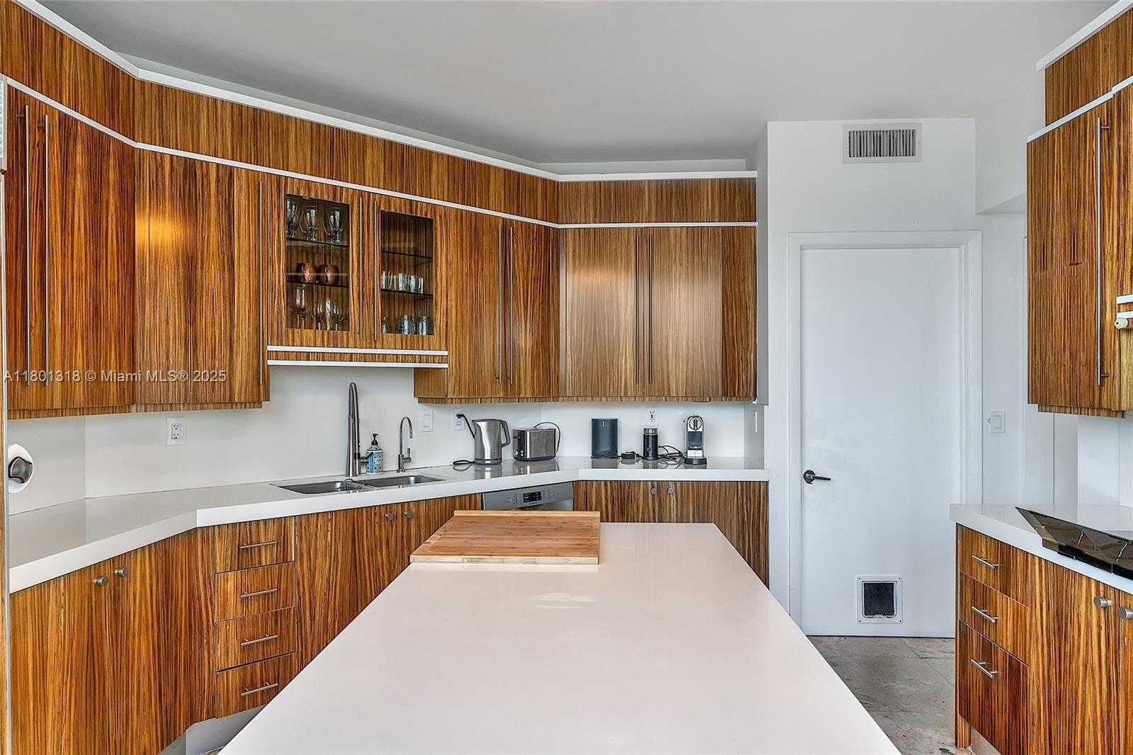 Small Image of 300 SOUTH POINTE DR #403, Miami Beach Number 16