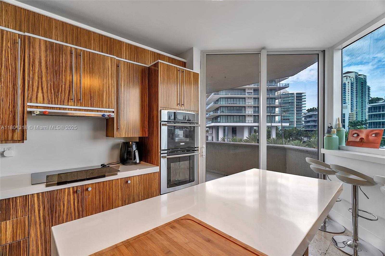 Small Image of 300 SOUTH POINTE DR #403, Miami Beach Number 17