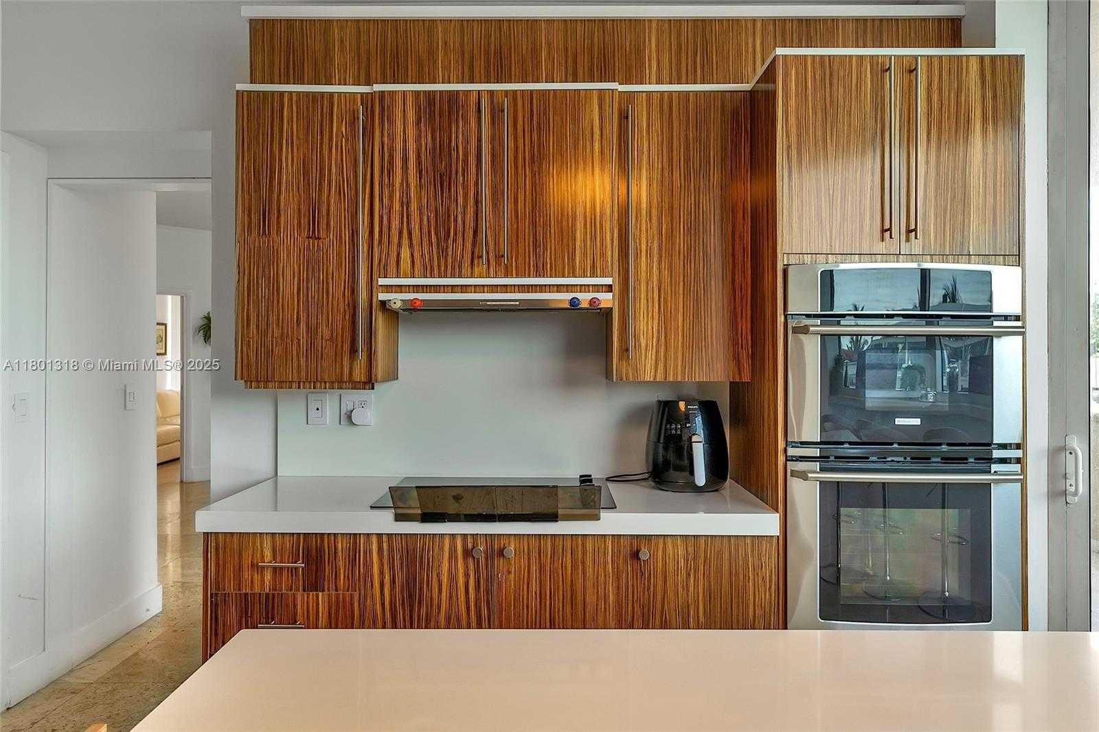 Small Image of 300 SOUTH POINTE DR #403, Miami Beach Number 18