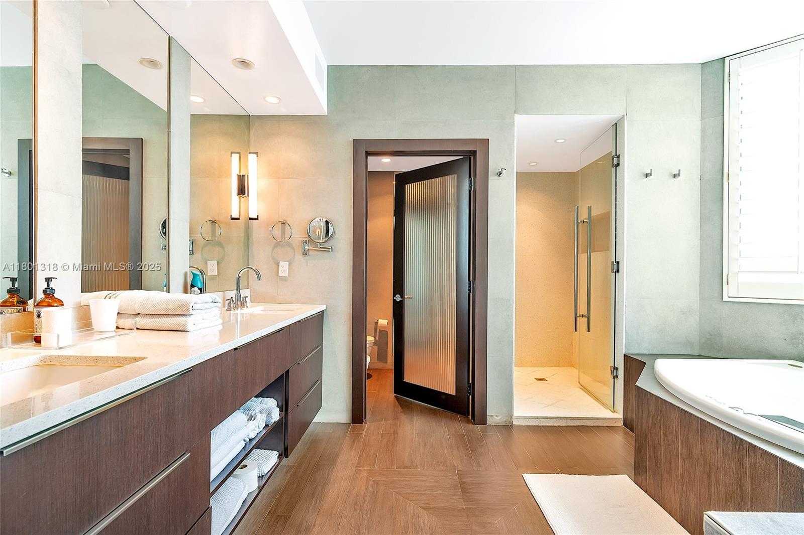 Small Image of 300 SOUTH POINTE DR #403, Miami Beach Number 23