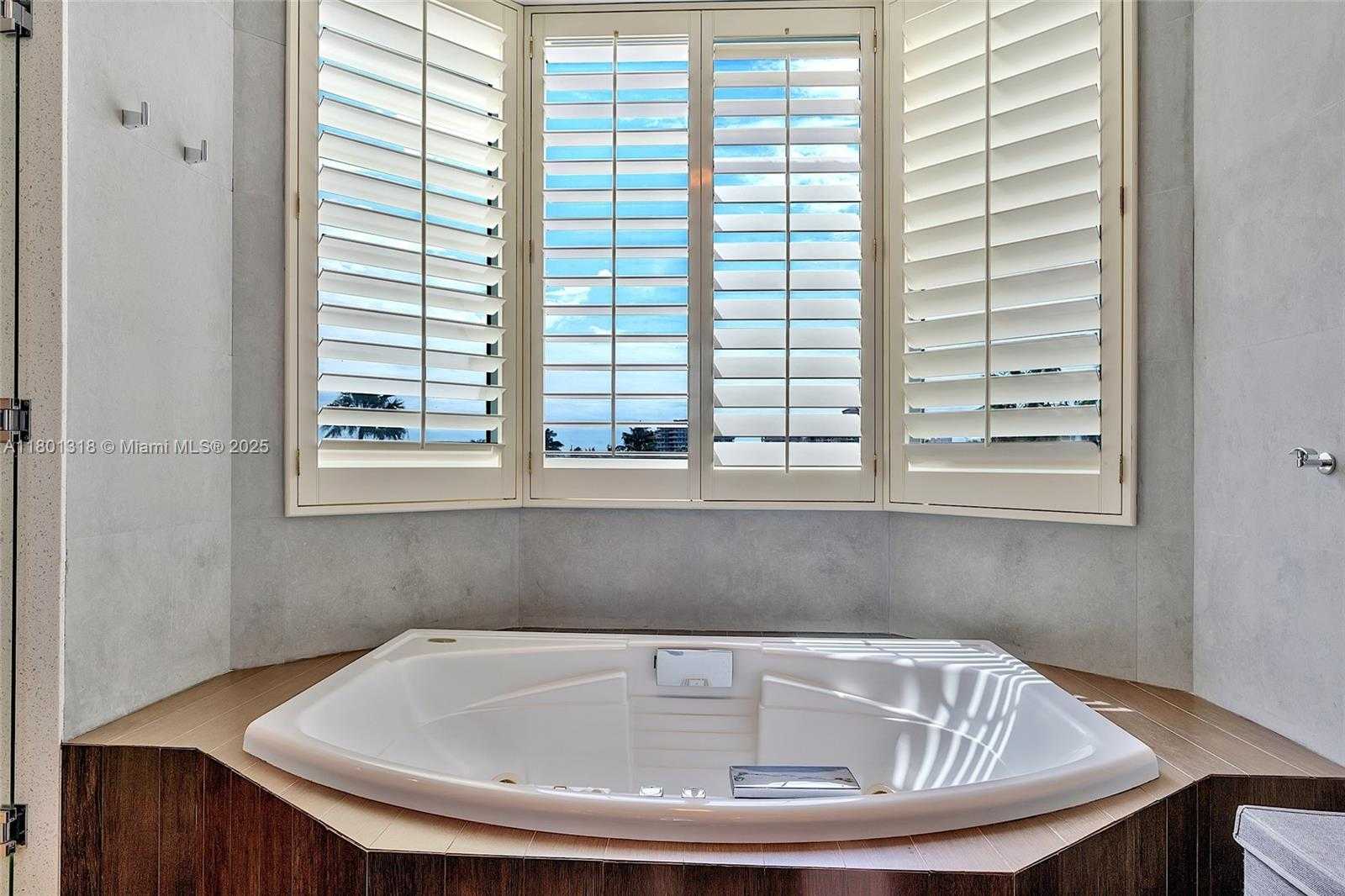 Small Image of 300 SOUTH POINTE DR #403, Miami Beach Number 24