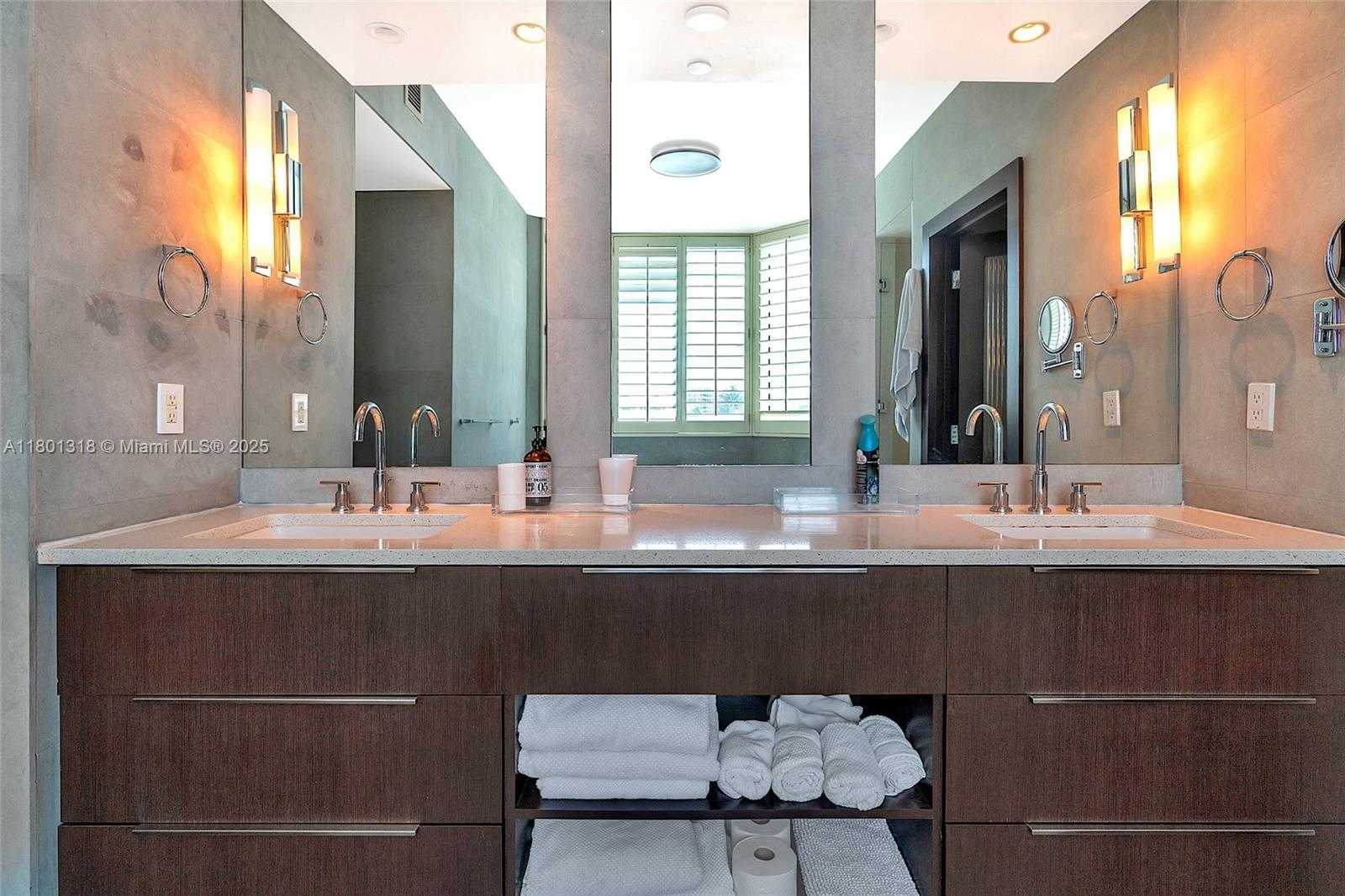 Small Image of 300 SOUTH POINTE DR #403, Miami Beach Number 25
