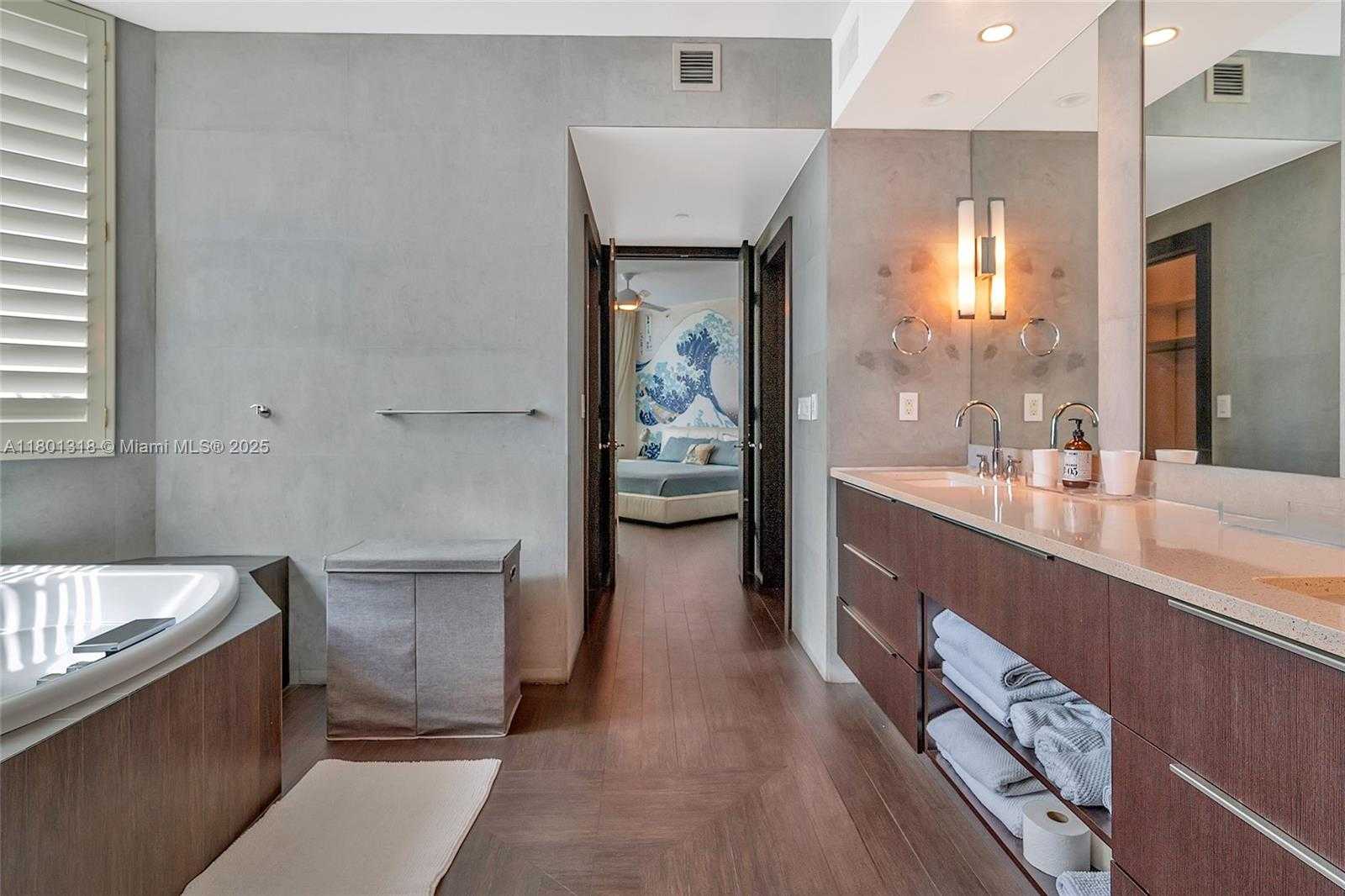 Small Image of 300 SOUTH POINTE DR #403, Miami Beach Number 26