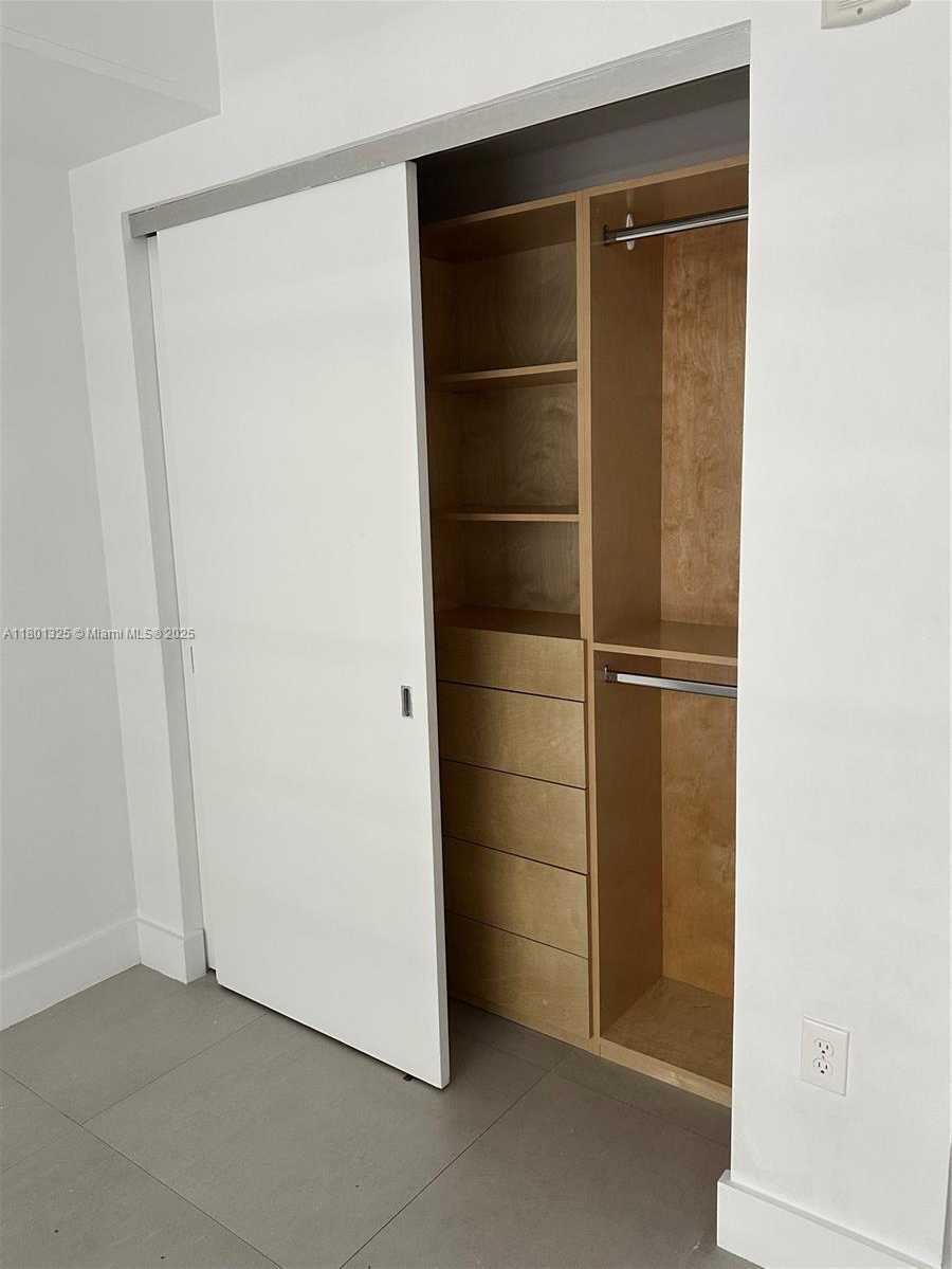 Small Image of 1010 BRICKELL AVE #2707, Miami Number 6