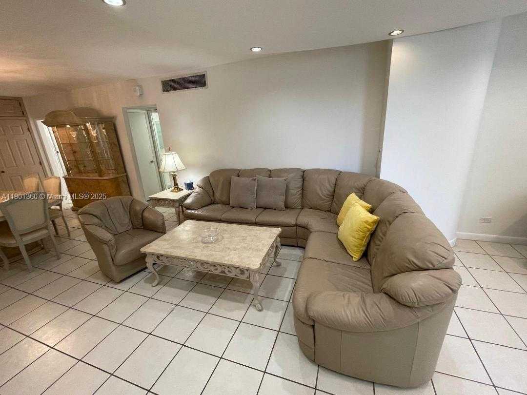 Small Image of 5005 COLLINS AVE #424, Miami Beach Number 3