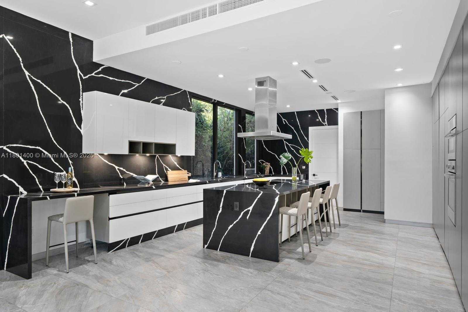 Small Image of 521 HOLIDAY DR, Hallandale Beach Number 13