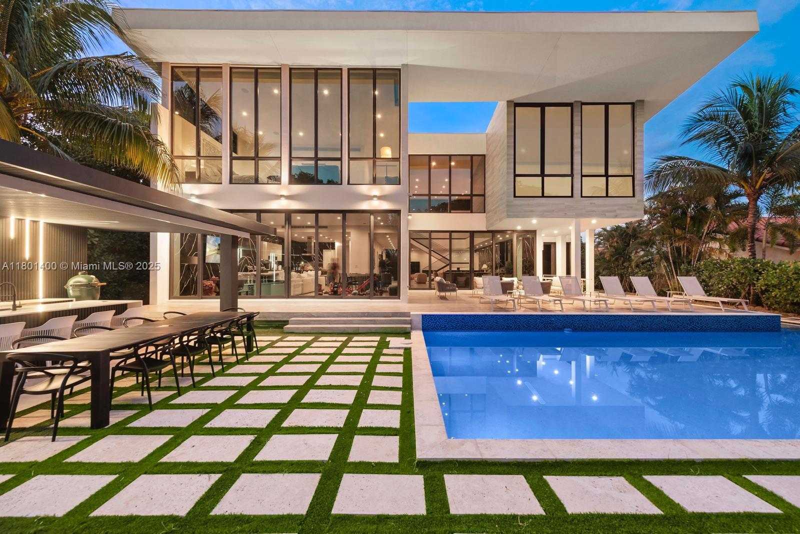 Small Image of 521 HOLIDAY DR, Hallandale Beach Number 2