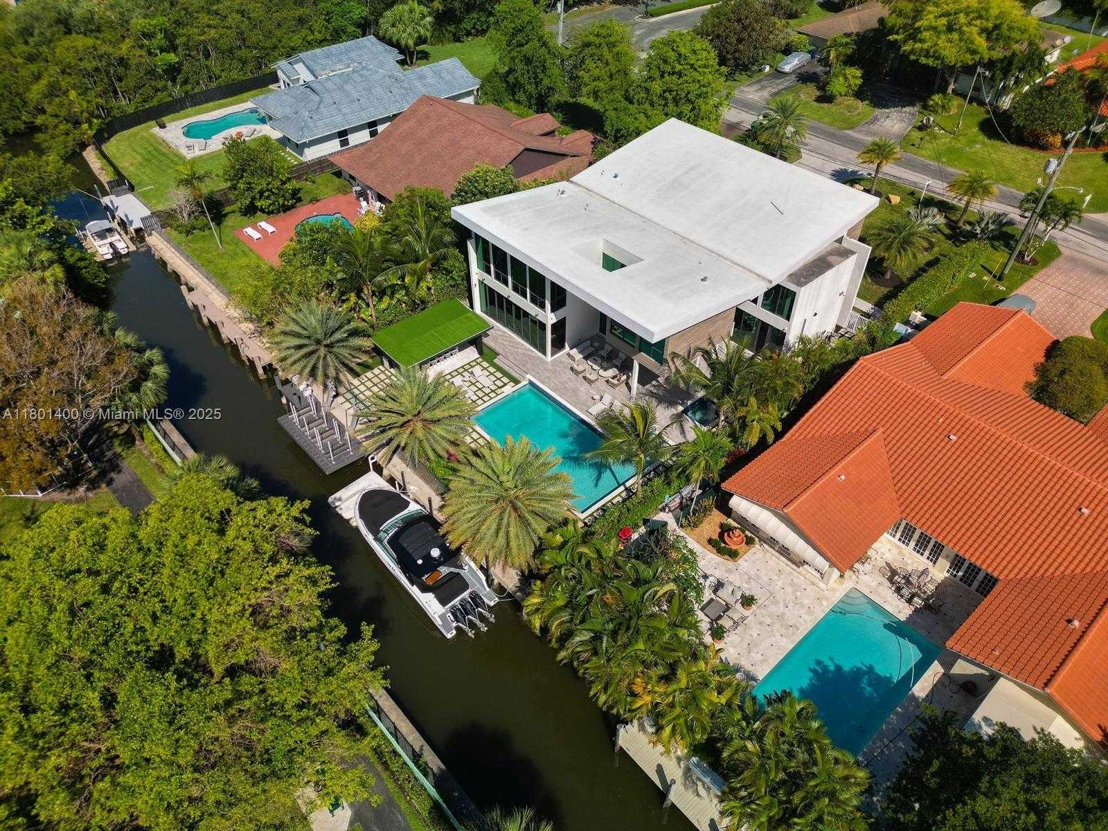 Small Image of 521 HOLIDAY DR, Hallandale Beach Number 43