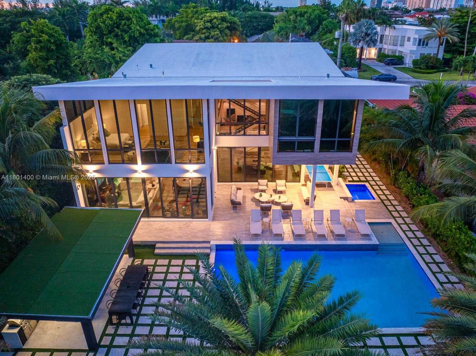 Small Image of 521 HOLIDAY DR, Hallandale Beach Number 5