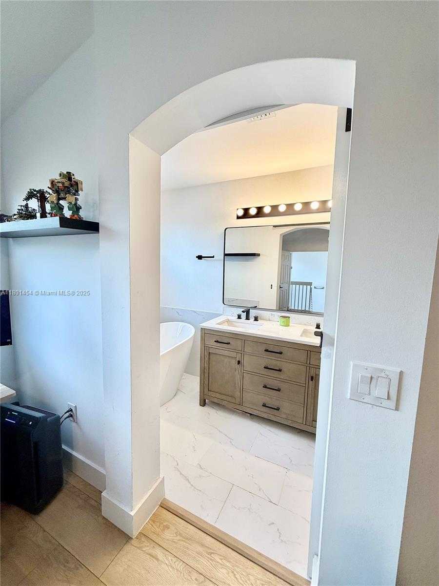 Small Image of 1120 CANELLA LN, Hollywood Number 14