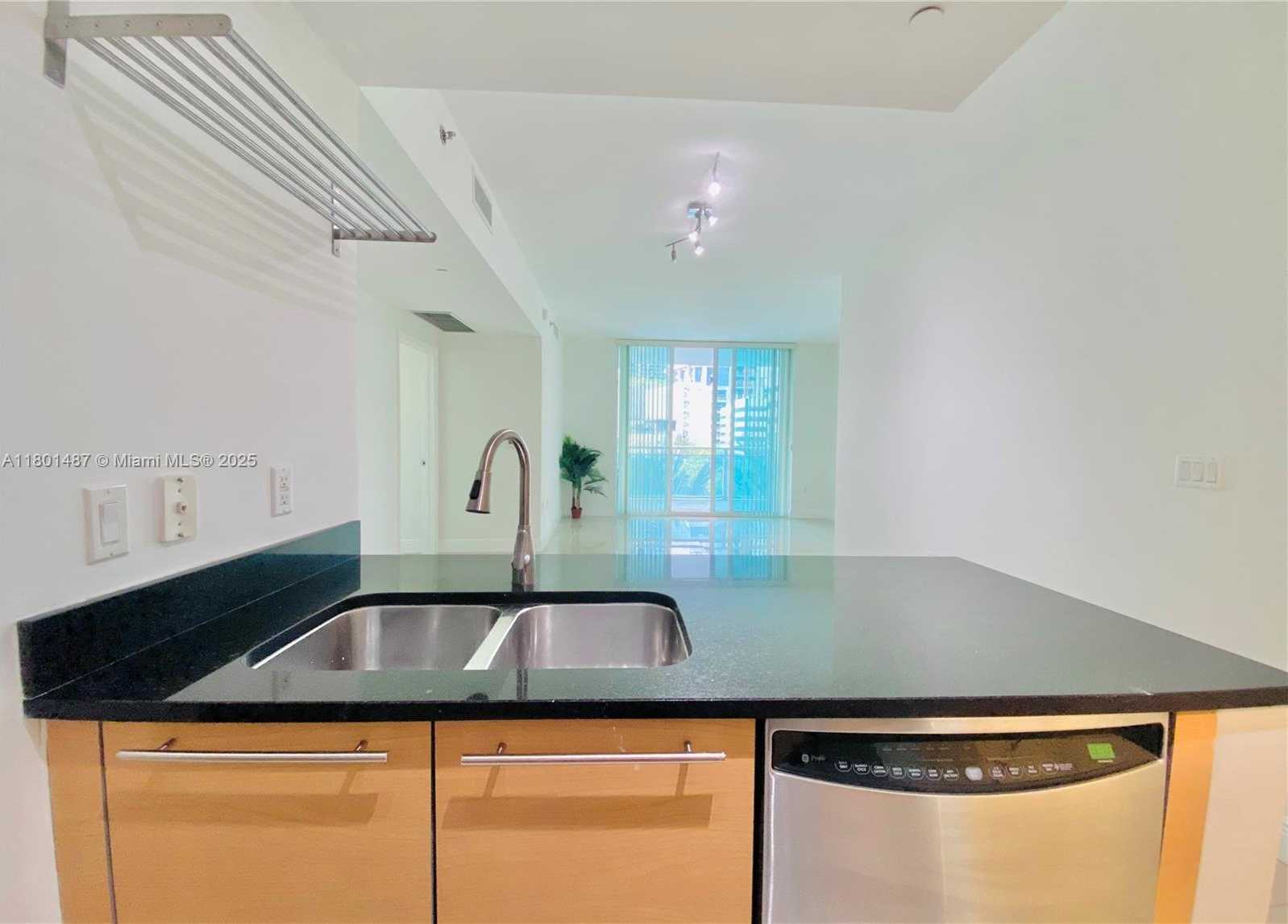 Small Image of 950 BRICKELL BAY DR #401, Miami Number 4