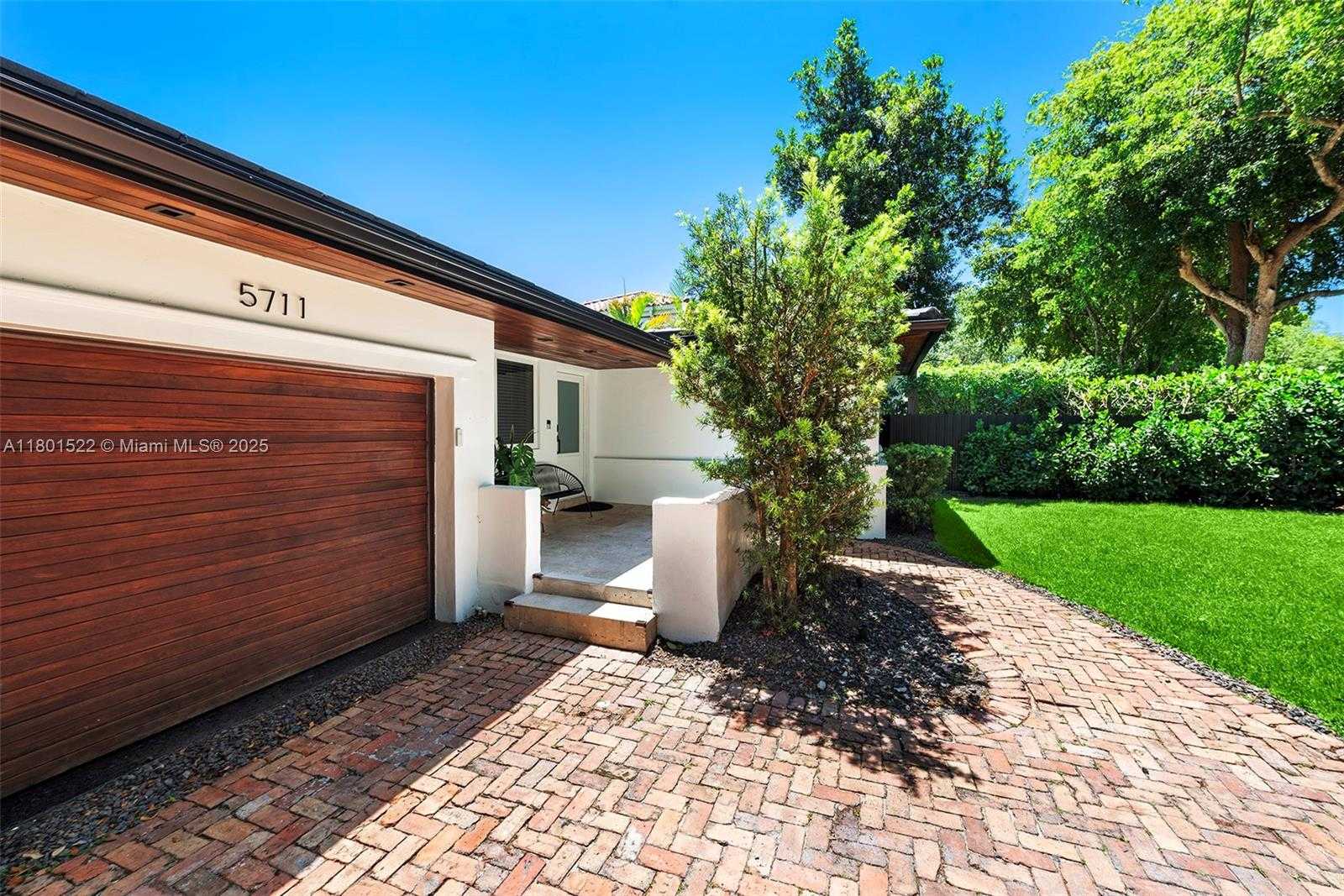 Small Image of 5711 MICHELANGELO ST, Coral Gables Number 3