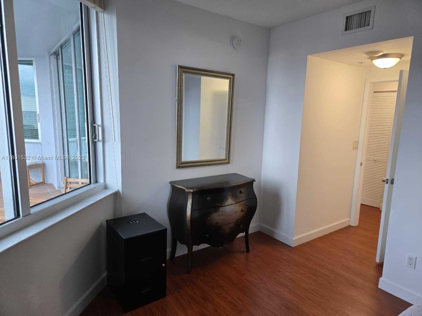 Small Image of 335 Biscayne Blvd, Miami, FL 33132, USA Number 22