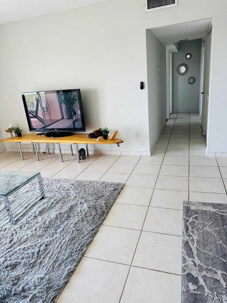 Small Image of 400 #910, Sunny Isles Beach Number 4