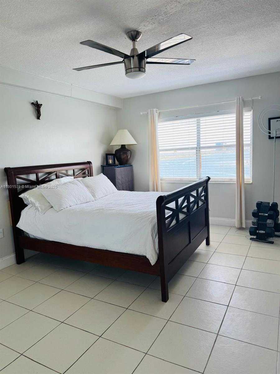 Small Image of 400 #910, Sunny Isles Beach Number 5