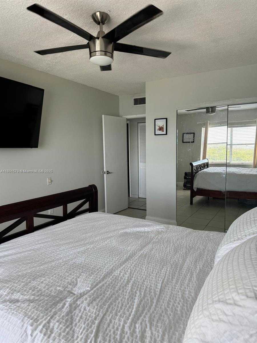 Small Image of 400 #910, Sunny Isles Beach Number 6