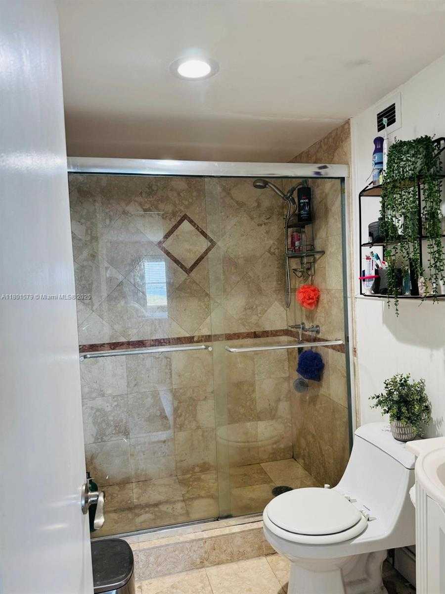 Small Image of 400 #910, Sunny Isles Beach Number 7