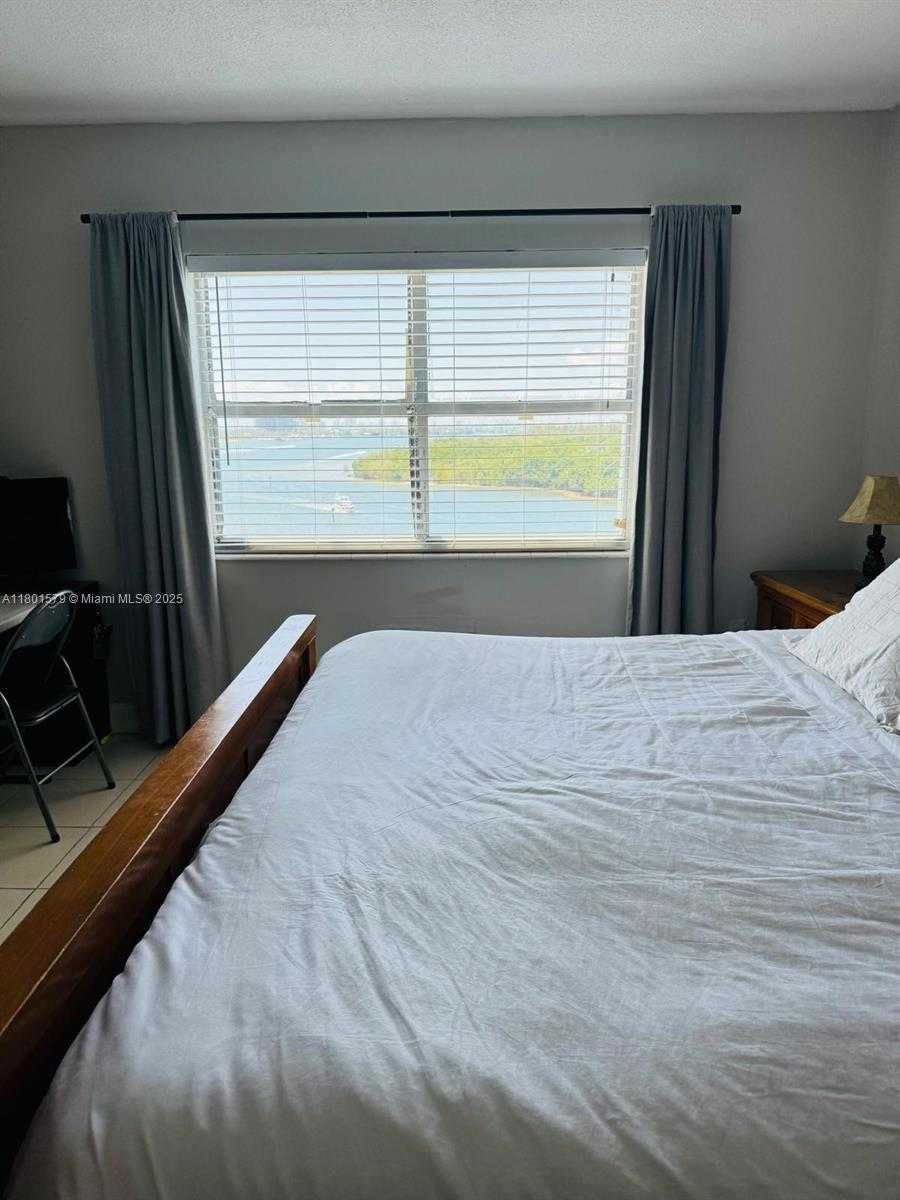 Small Image of 400 #910, Sunny Isles Beach Number 8