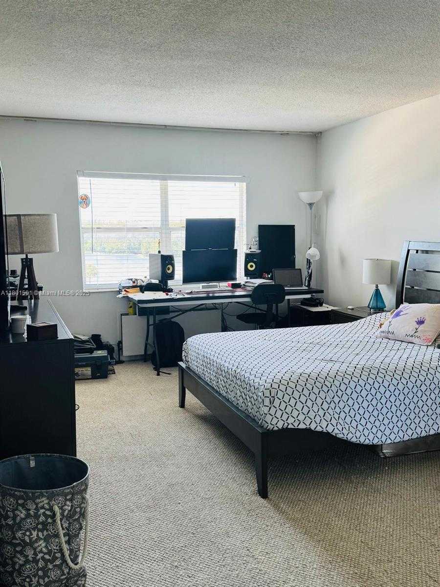 Small Image of 400 #410, Sunny Isles Beach Number 3