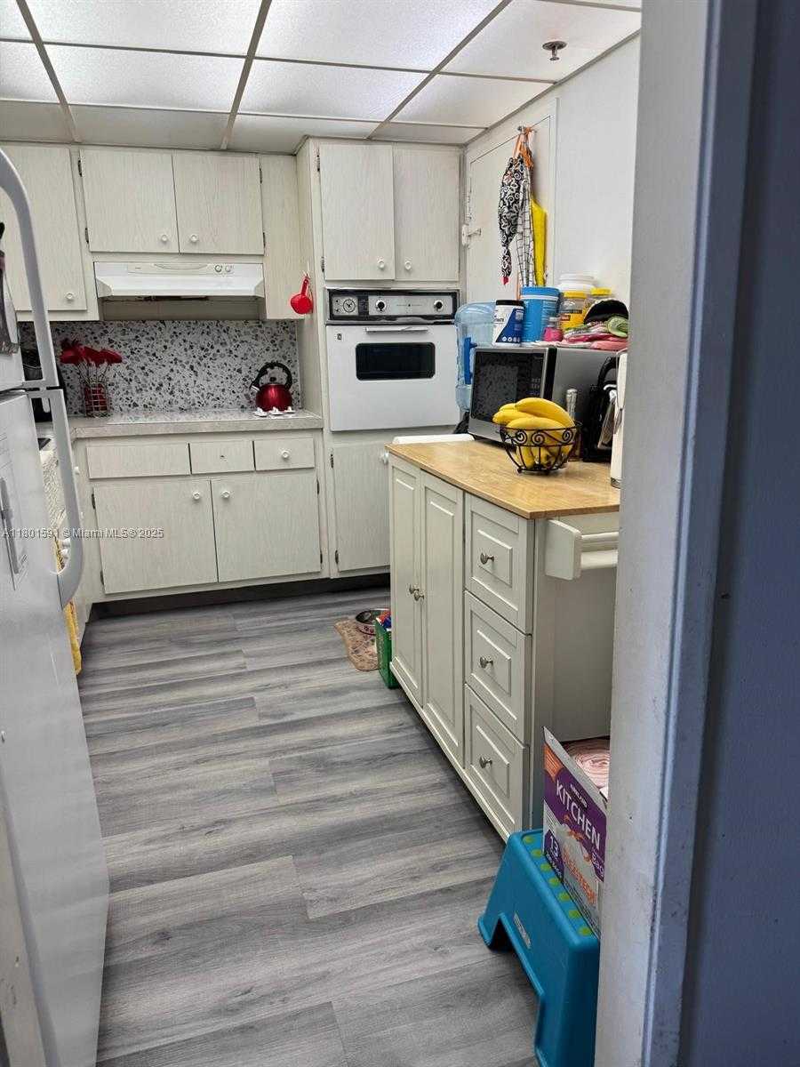 Small Image of 400 #410, Sunny Isles Beach Number 8