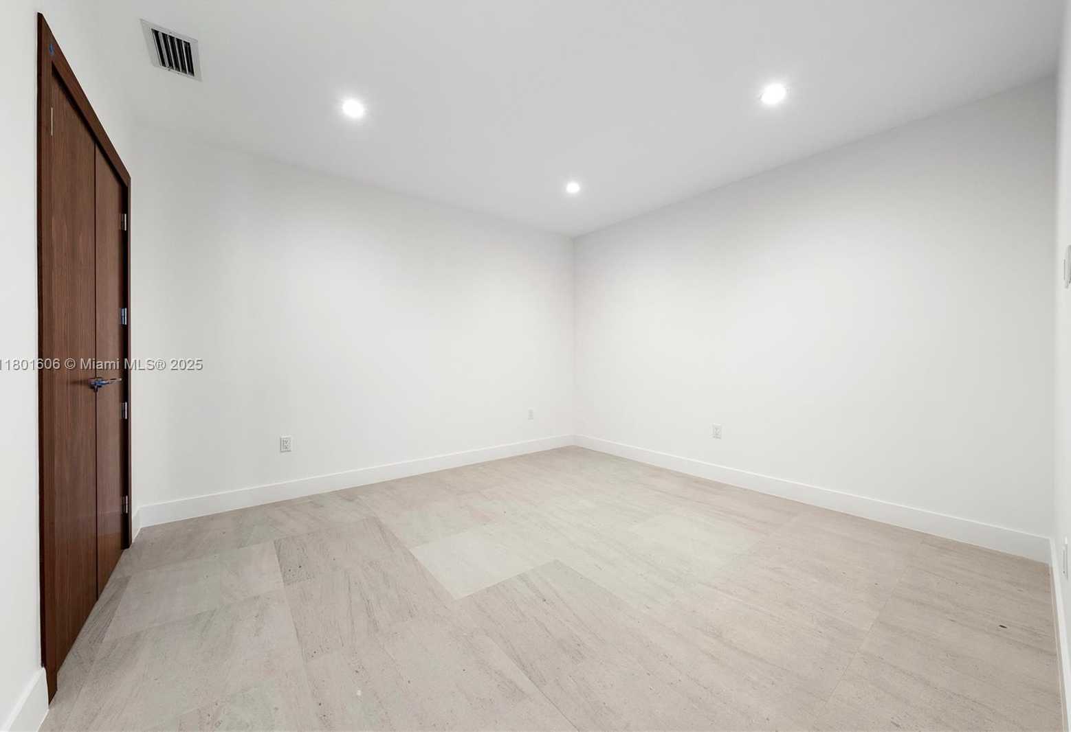 Small Image of 701 VALENCIA AVE #702, Coral Gables Number 7