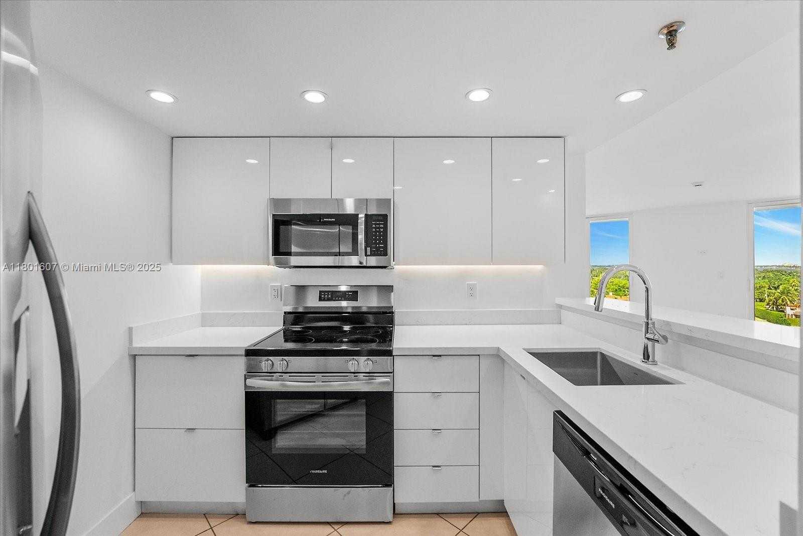 Small Image of 5880 COLLINS AVE #1004, Miami Beach Number 3