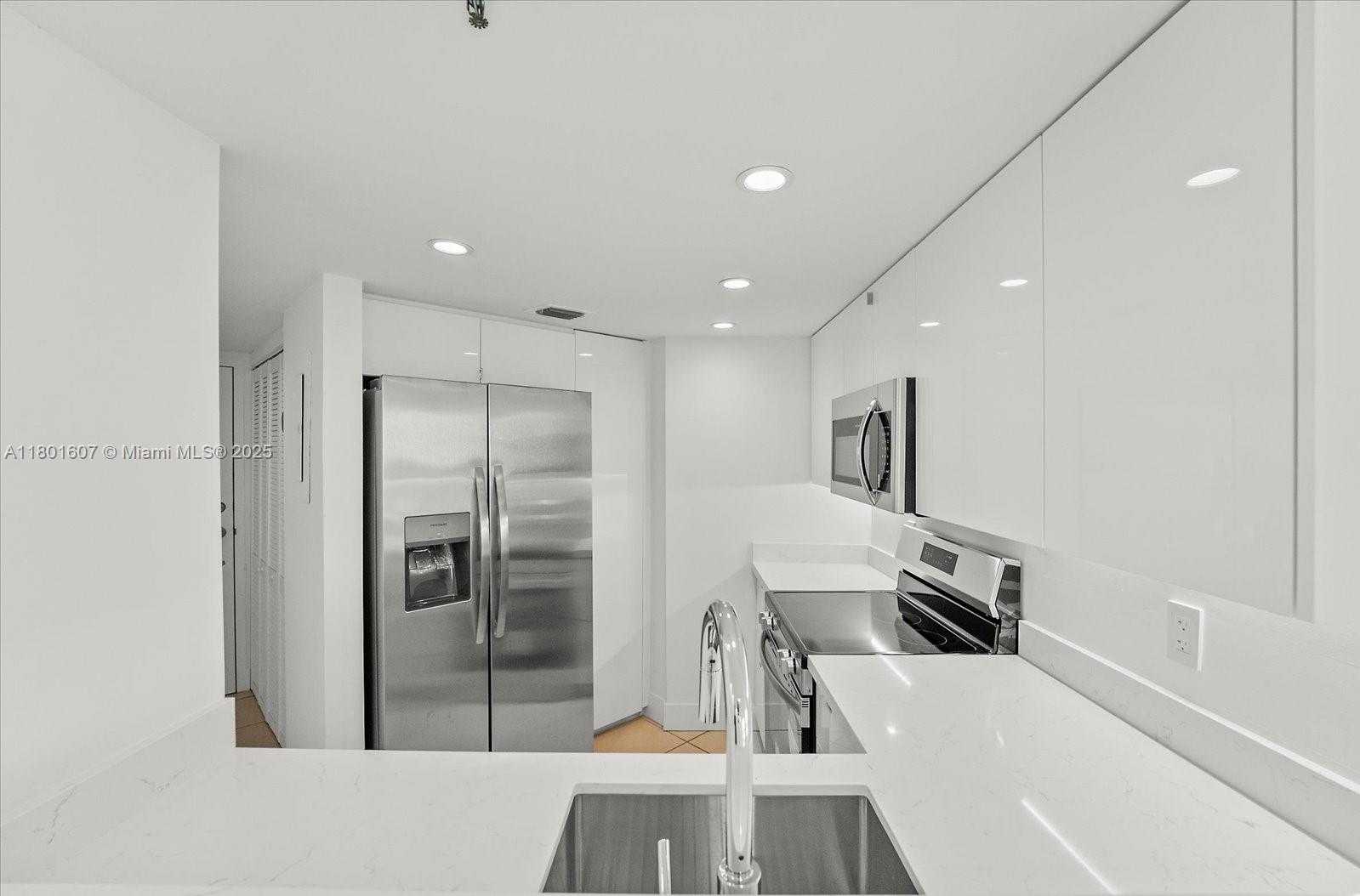 Small Image of 5880 COLLINS AVE #1004, Miami Beach Number 4