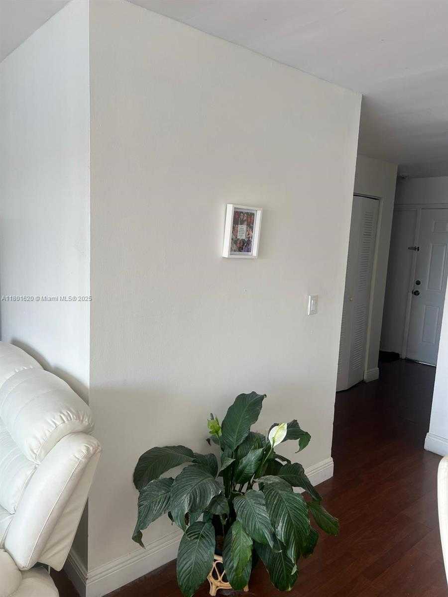 Small Image of 9351 FONTAINEBLEAU BLVD #B417, Miami Number 6