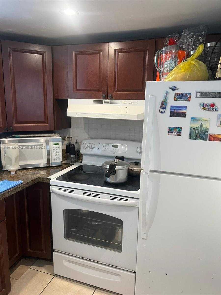 Small Image of 9351 FONTAINEBLEAU BLVD #B417, Miami Number 7