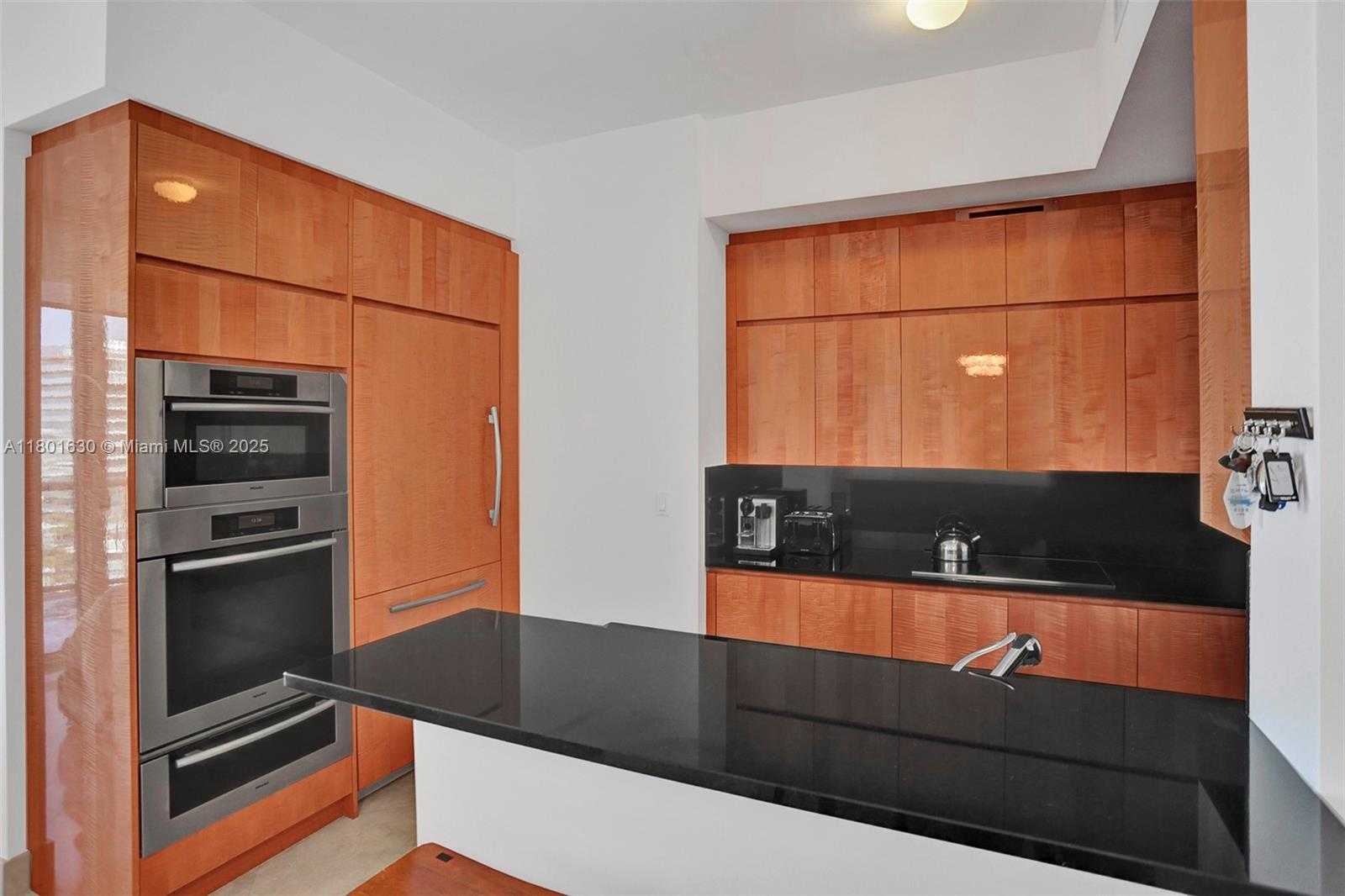 Small Image of 50 SOUTH POINTE DR #1407, Miami Beach Number 16